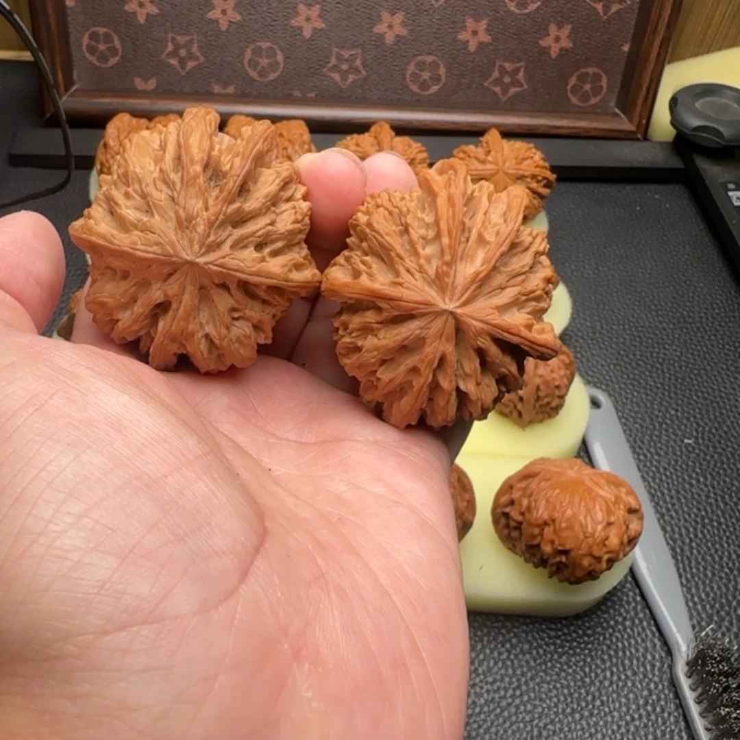 文玩核桃把件野牛五棱