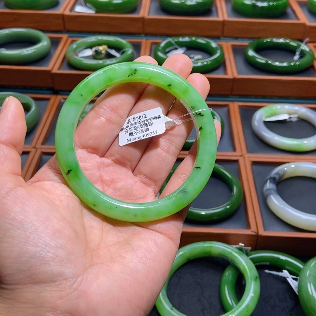 ****鱼和田玉（碧玉）未镶嵌手镯乌兰海苹果绿60