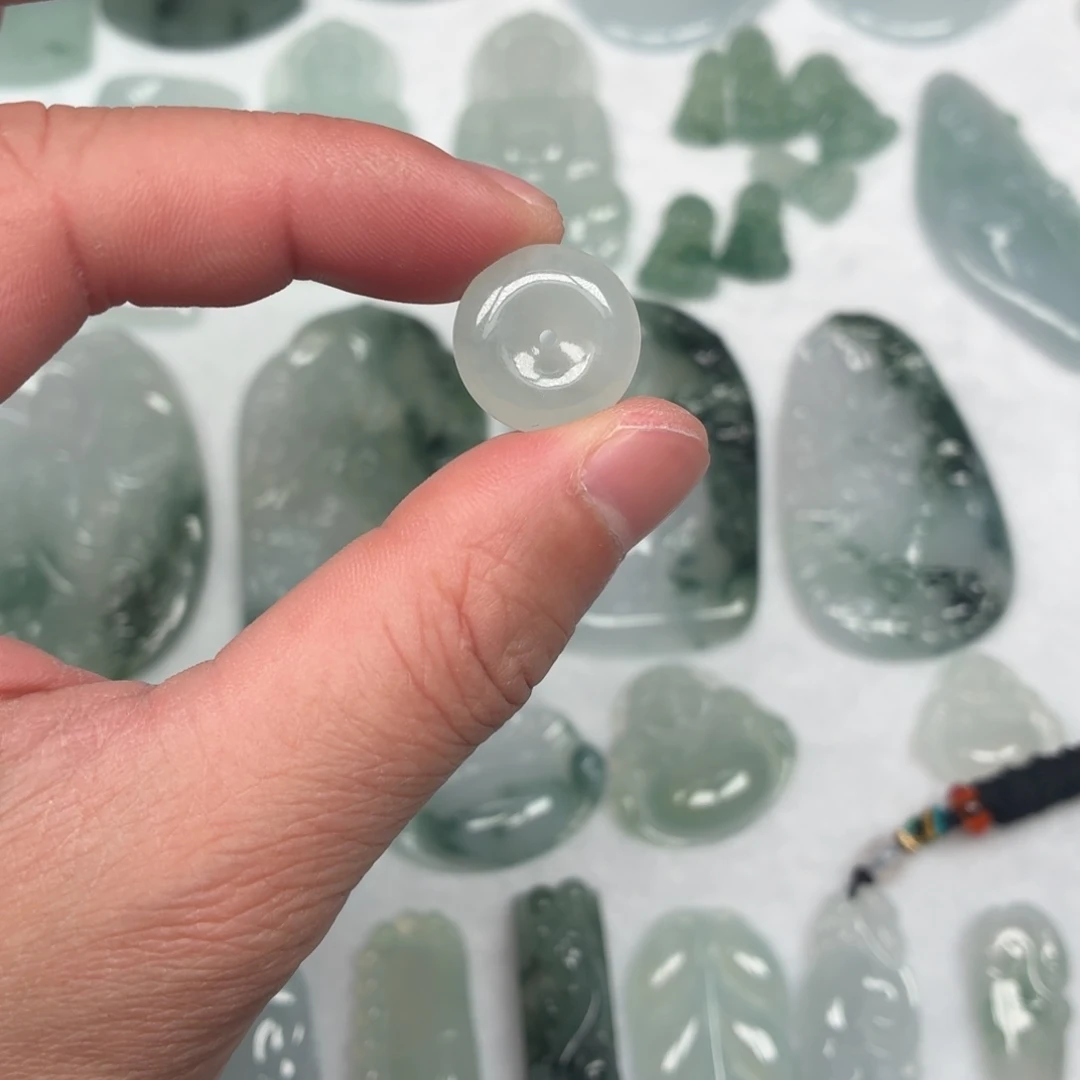 翡翠未镶嵌颈饰平安扣