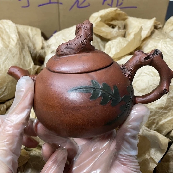 茶壶紫砂原矿泥料，手工制作的一把紫砂壶。