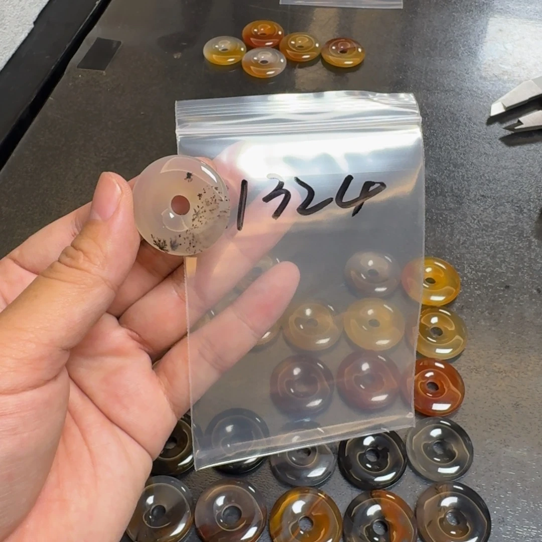 用***4玛瑙/玉髓未镶嵌珠宝半成品