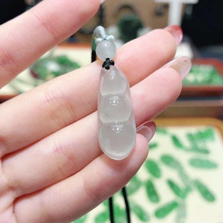 石英质玉（非洲翠）未镶嵌颈饰