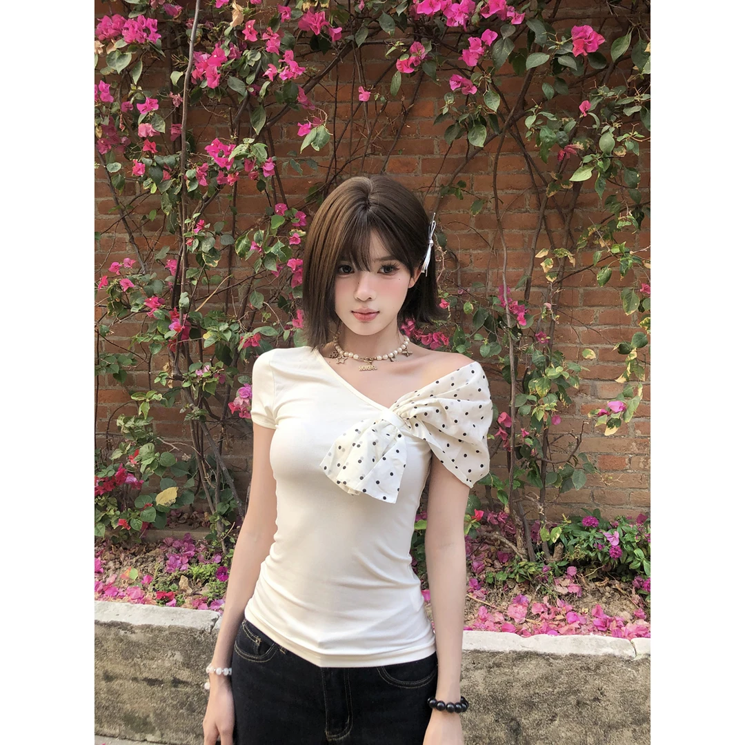 韩系时尚蝴蝶结波点斜肩短袖t恤女夏季辣妹露肩修身显瘦短款上衣