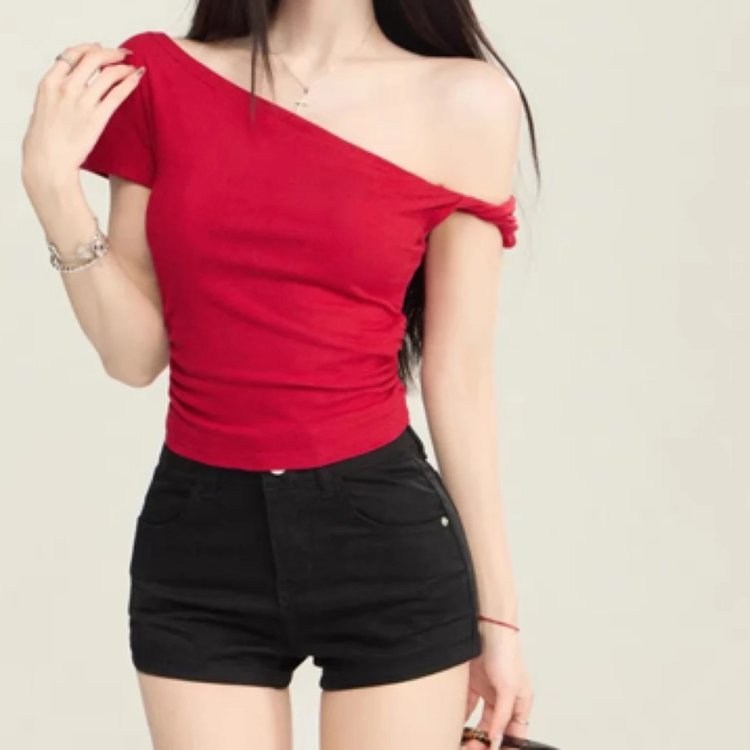 短袖宽松型短款方领修身女T恤修身设计感打底衫露脐纯色露肩