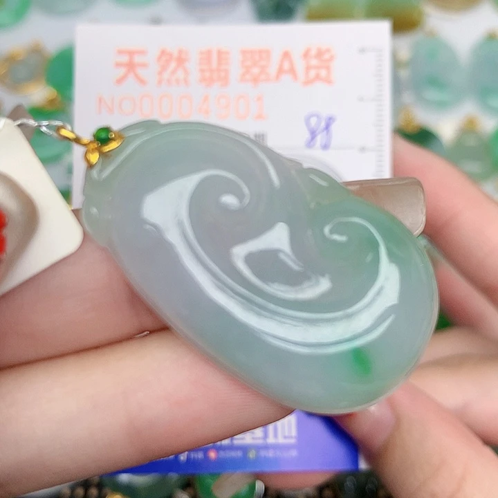 翡翠18K金镶嵌颈饰如意