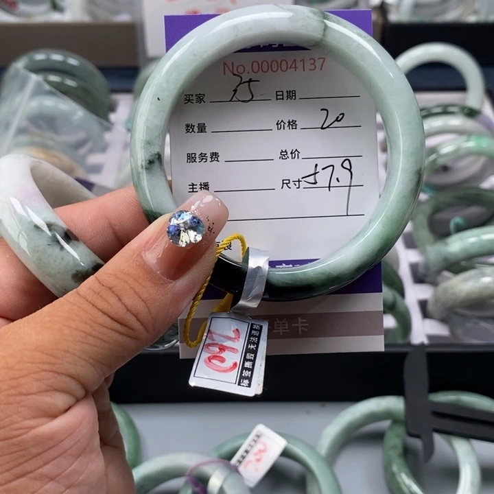 翡翠手镯未镶嵌翡翠