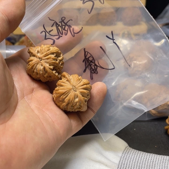 X****文玩核桃把件磨盘