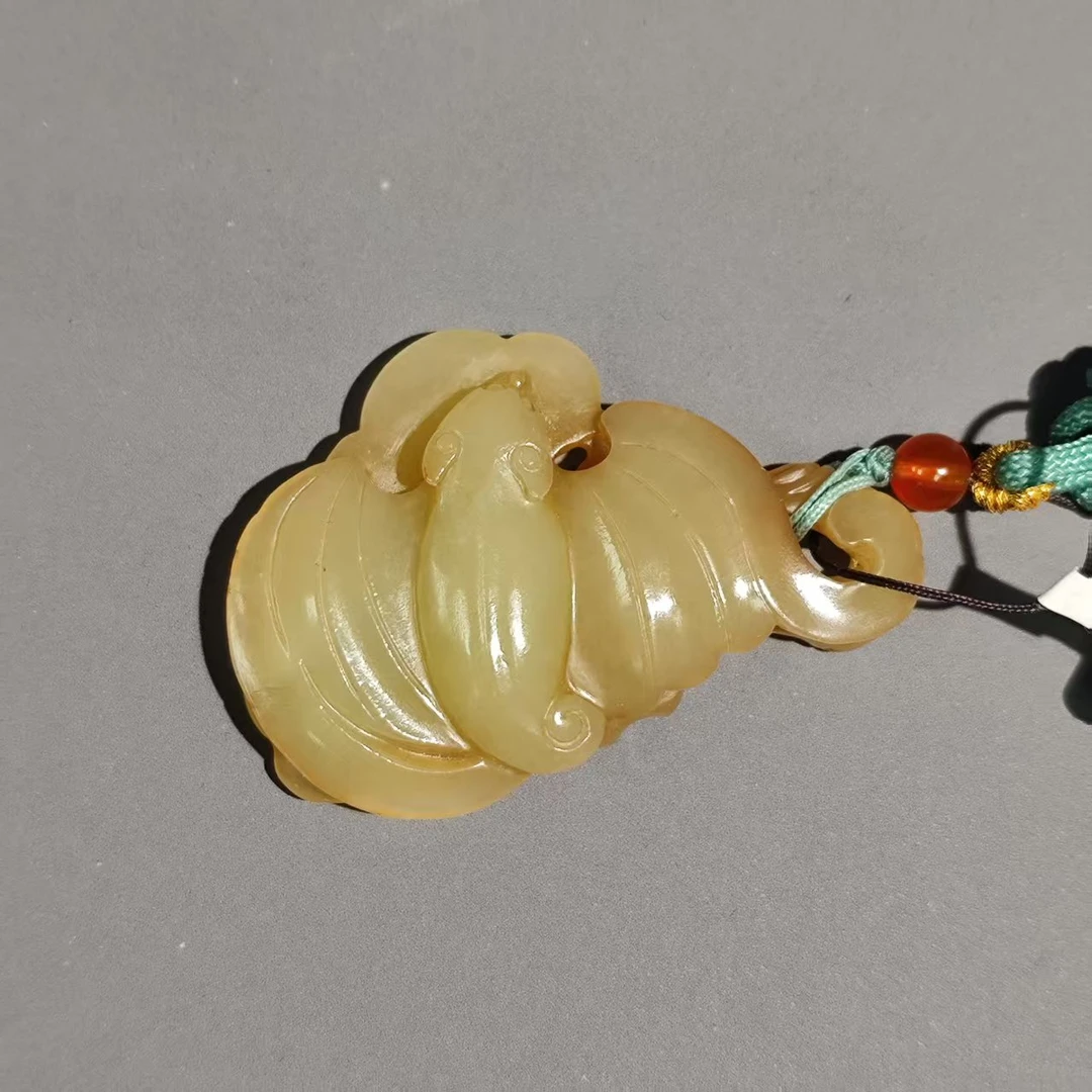 清代和田玉黄玉蝙蝠 1