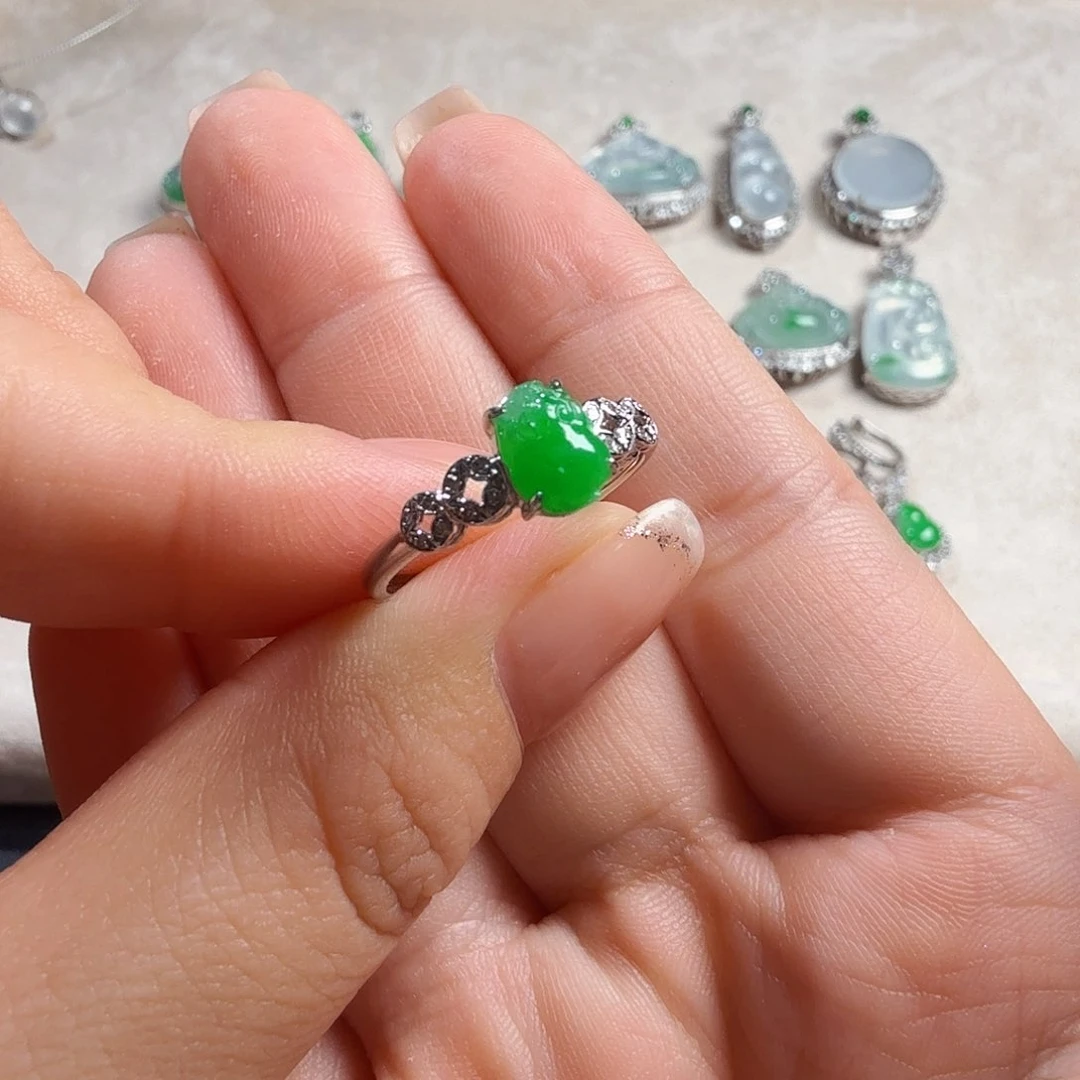 翡翠18K金镶嵌颈饰貔貅戒指