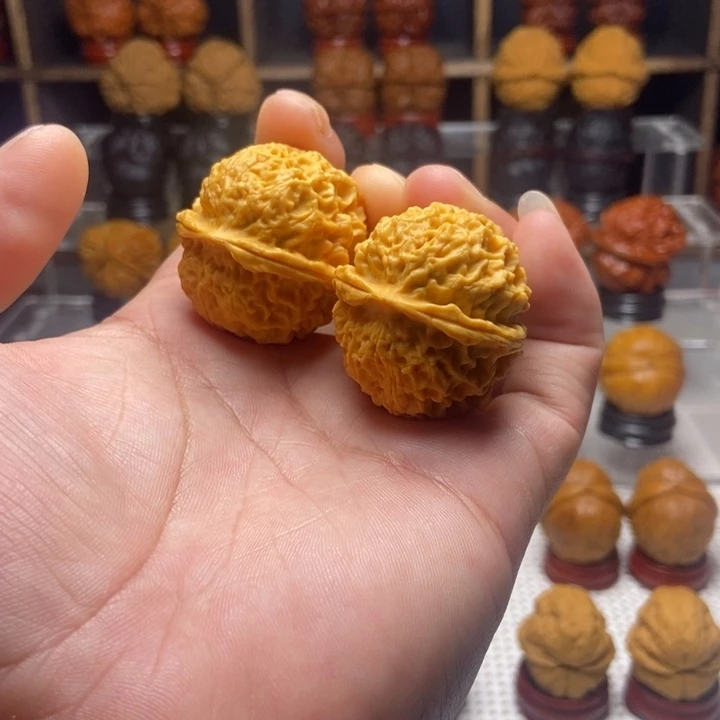 桃核把件2网纹绣球