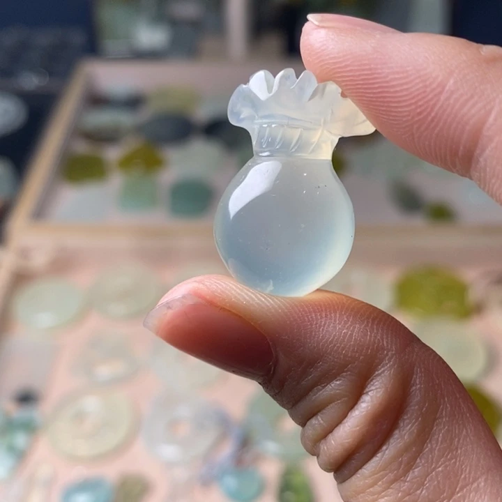 蛇纹石玉颈饰未镶嵌