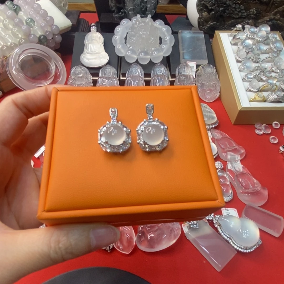 石英质玉合金吊坠