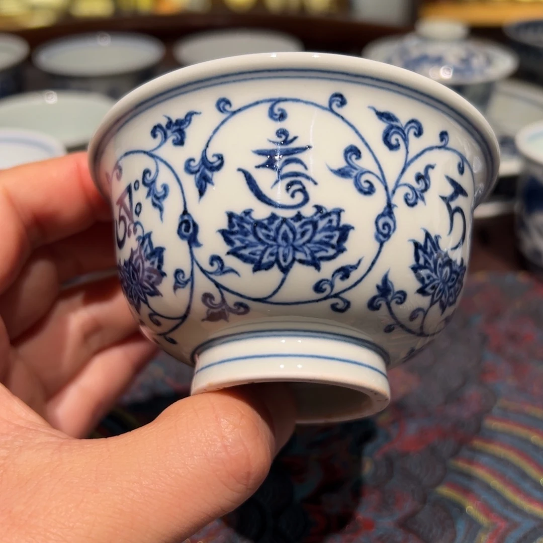 陶精品青花缠枝莲托六字箴言压手杯口径约9.3厘米