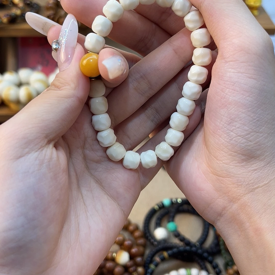 郭***儿吊坠白玉菩提手串一个