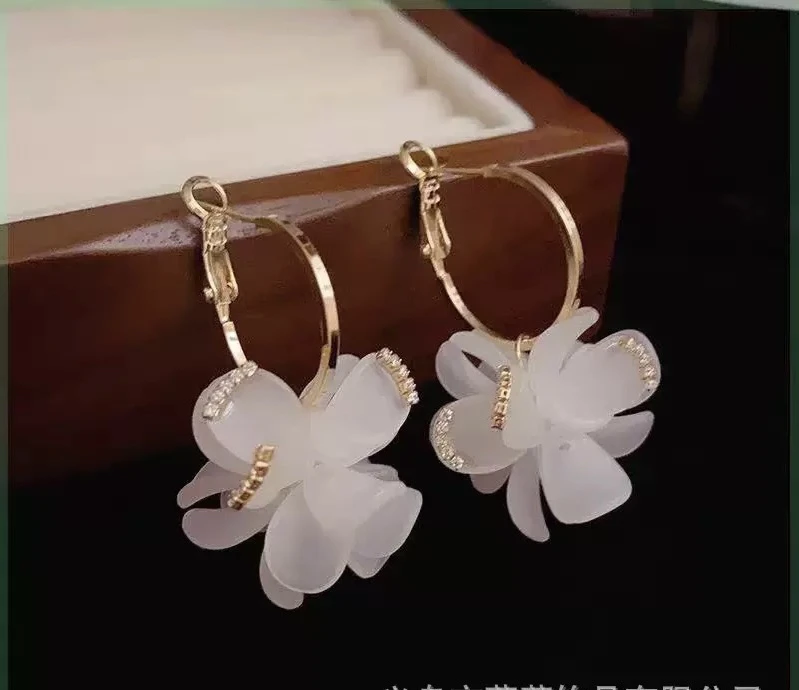 铜合金耳饰 新款耳环2025年超火温柔新潮款气质高雅超仙白色