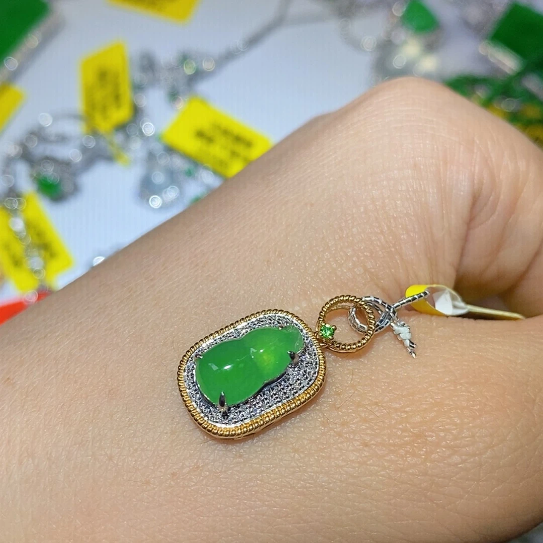 【闪购商品】翡翠颈饰18K金镶嵌吹****刀吊坠