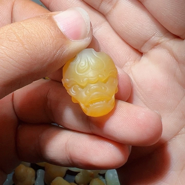 颈饰未镶嵌和田玉（糖玉）坤**?