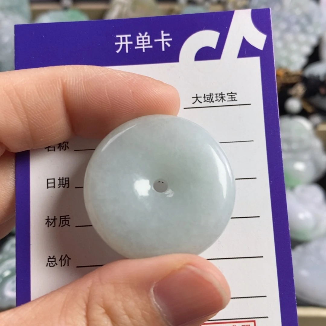 翡翠颈饰未镶嵌平安扣