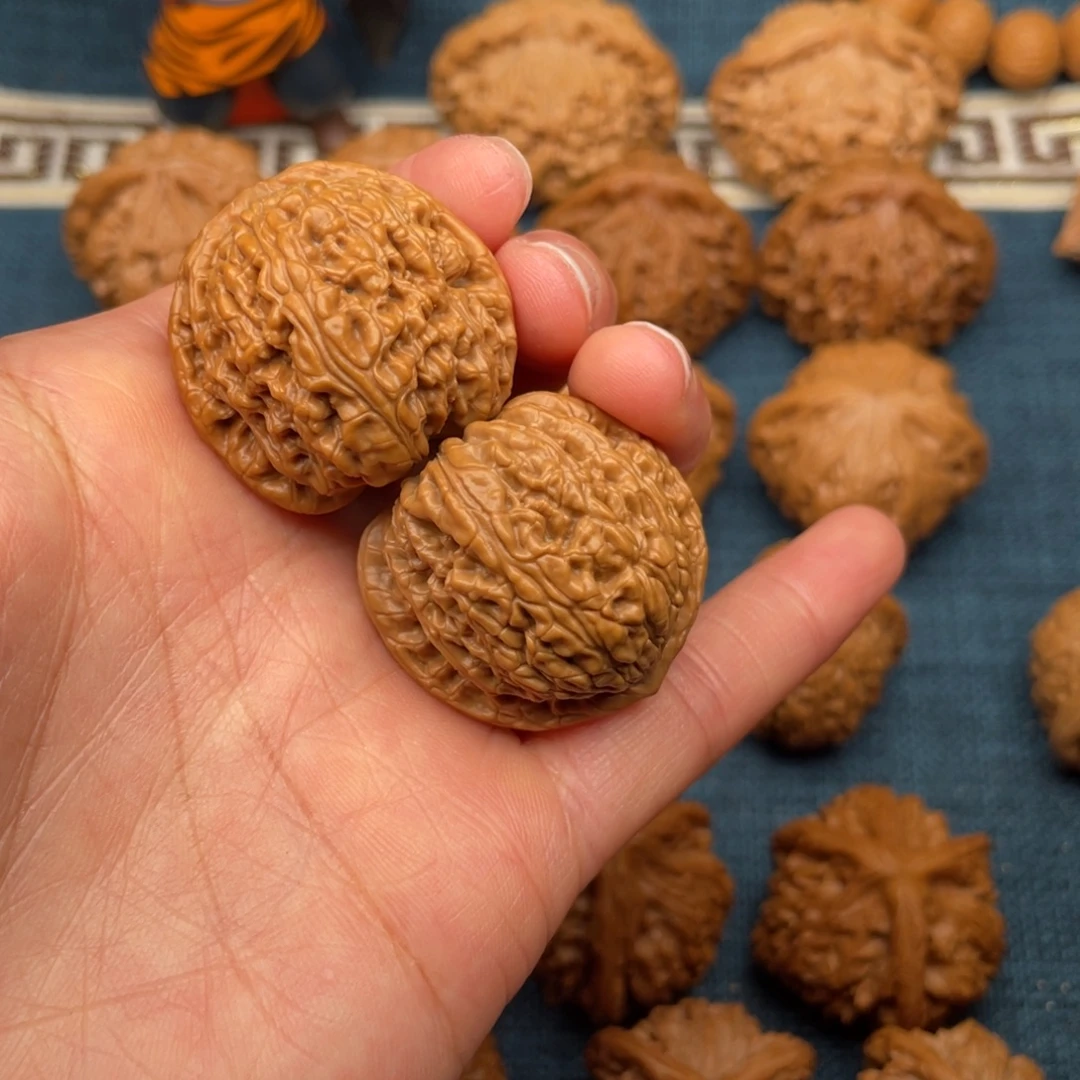 甜****文玩核桃把件33全品红宝石狮子头