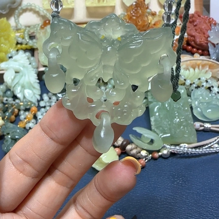 未镶嵌蛇纹石玉吊坠