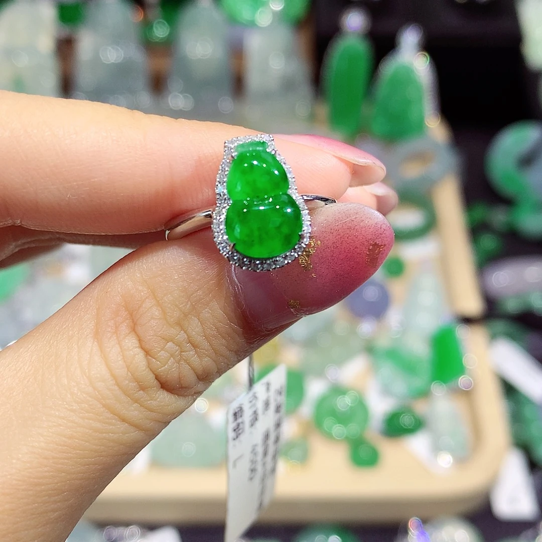 翡翠18K金镶嵌颈饰葫芦