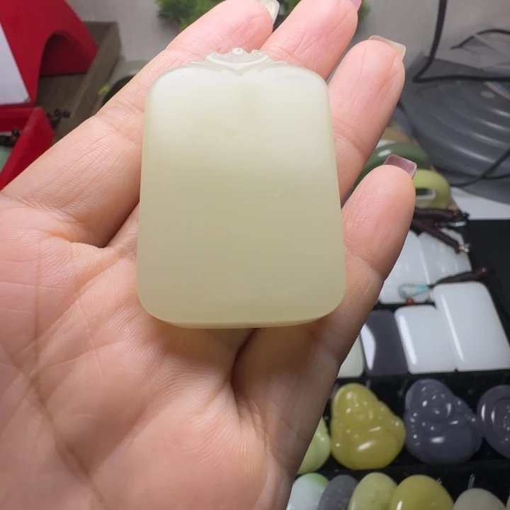 天然新疆老料蜂蜜水无事牌吊坠