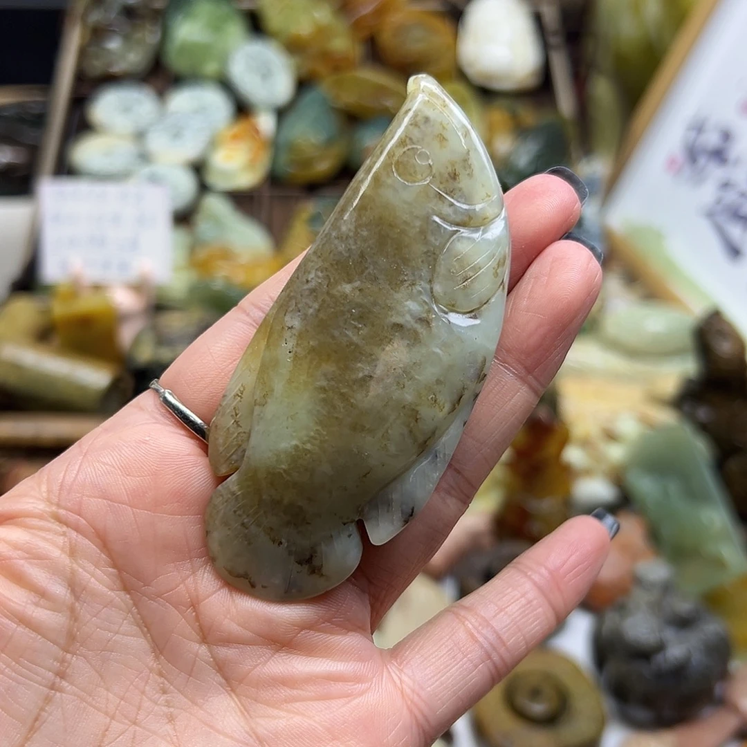 颈饰未镶嵌岫岩老玉（透闪石质玉）老玉手玩鱼