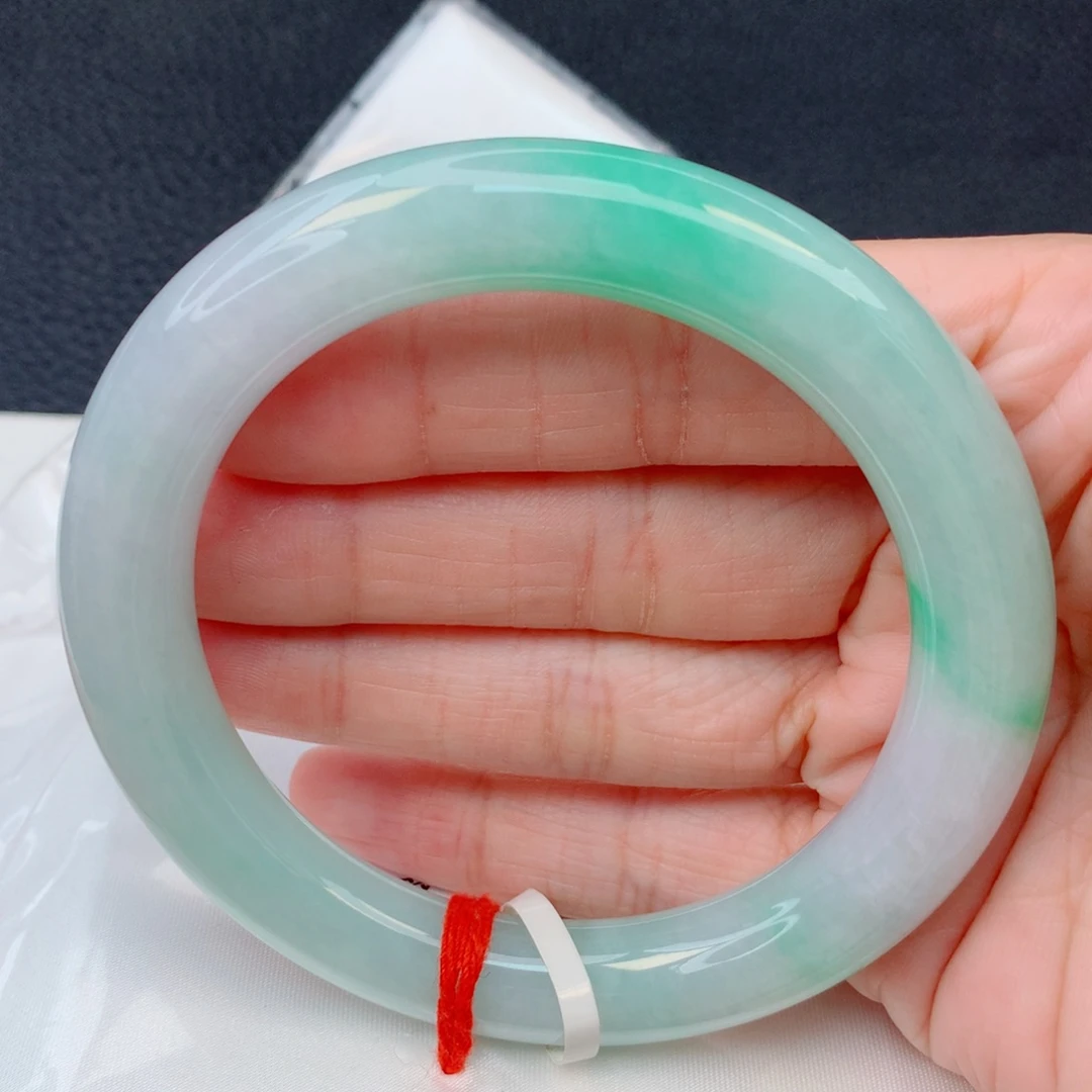 翡翠未镶嵌手镯58胖圆条 糯化飘果阳绿有细纹