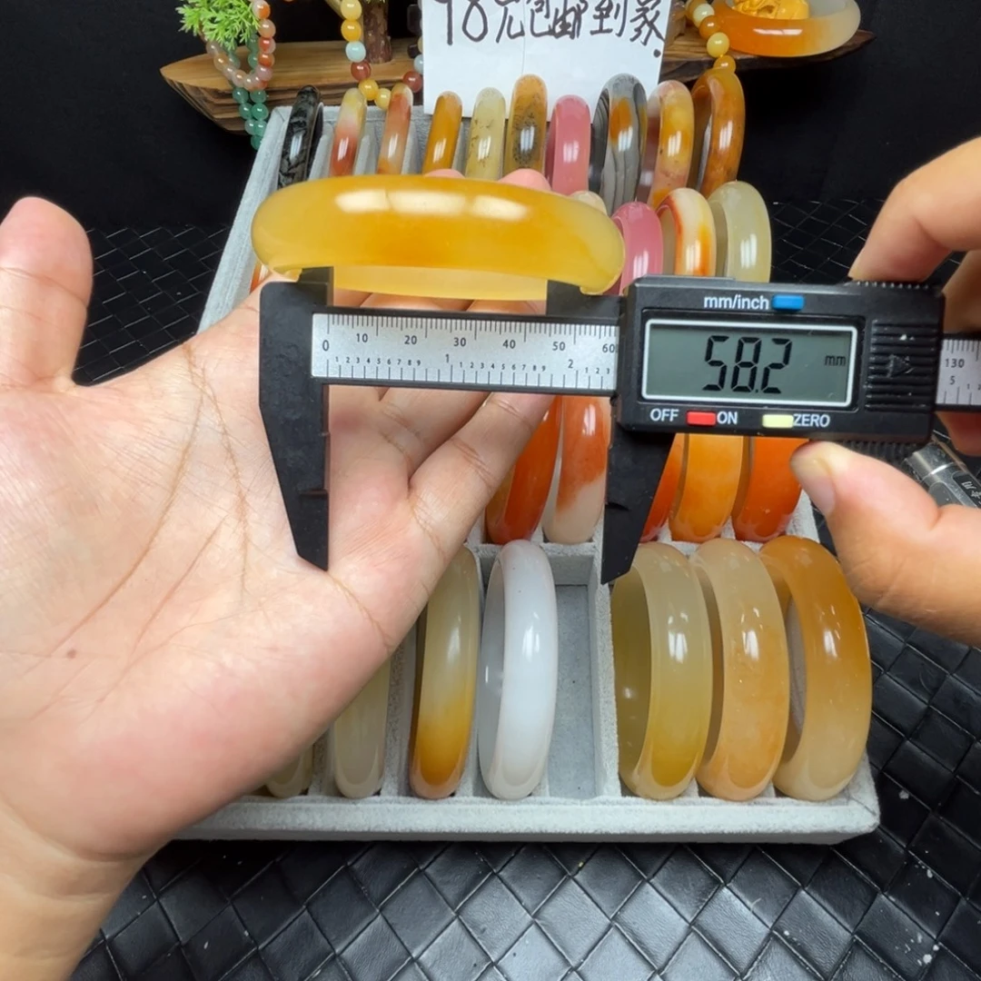 未镶嵌石英质玉（黄龙玉）手镯
