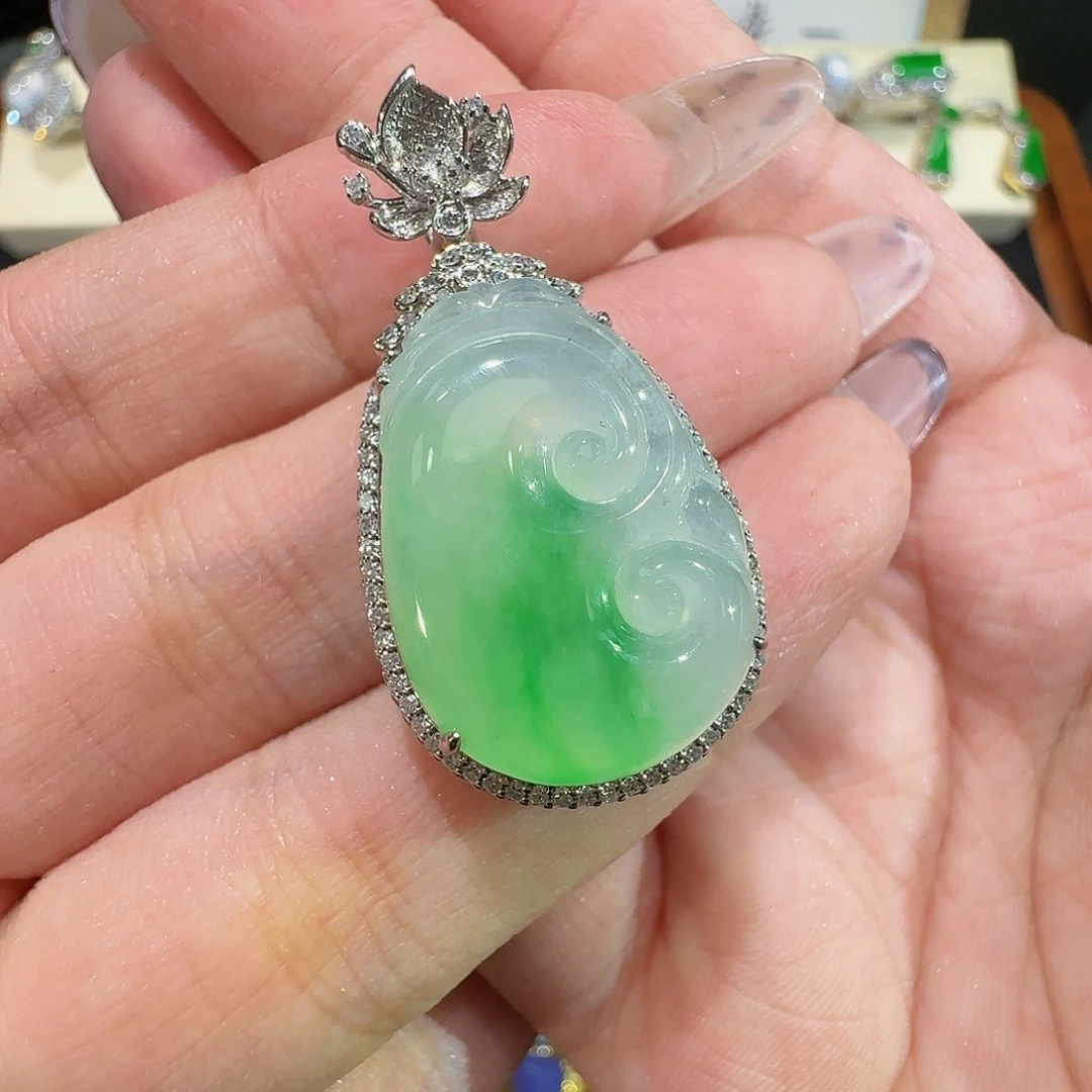 【闪购商品】颈饰18K金镶嵌翡翠