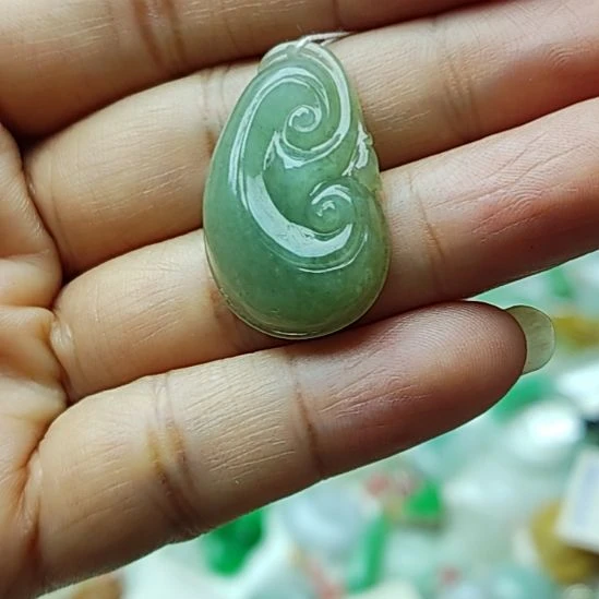 翡翠未镶嵌颈饰2