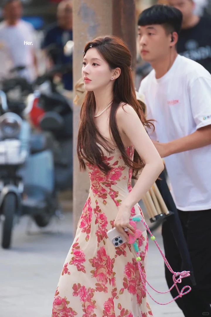 赵露思明星同款粉色别致独特裙子女夏季法式风情碎花裙吊带连衣裙
