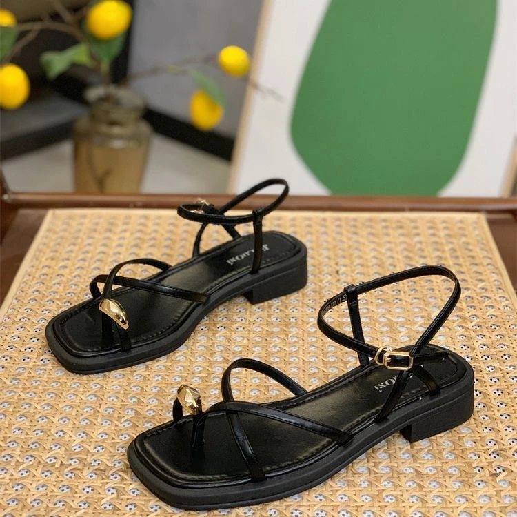 602粗跟气质仙女风细带凉鞋女新款夏季网红一字扣带夹趾罗马鞋