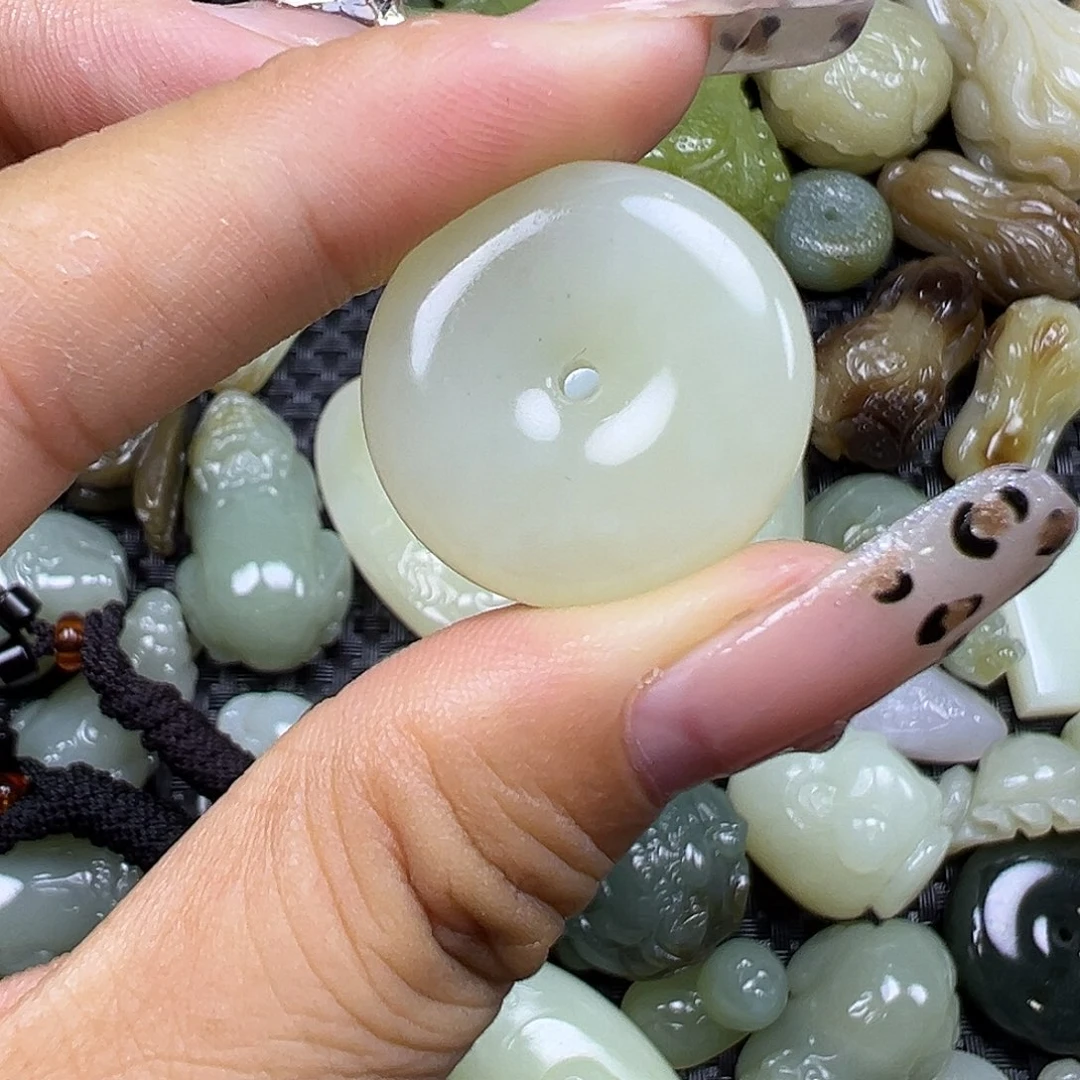 ****树和田玉未镶嵌颈饰