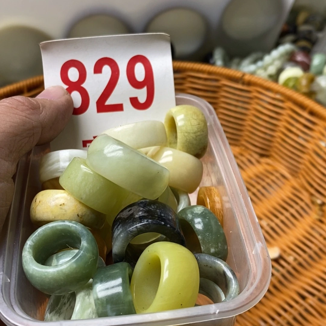 蛇纹石玉挂坠未镶嵌