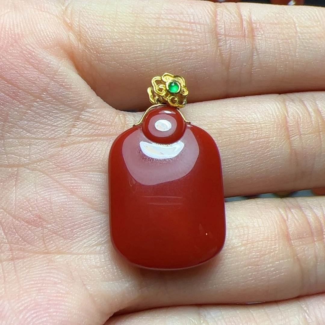18K金镶嵌吊坠南红玛瑙