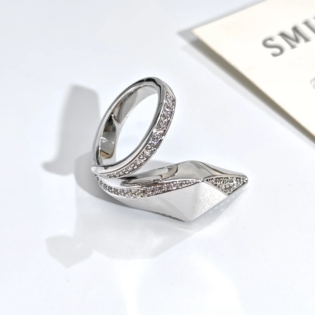 铜合金合成锆石戒指 06523高级设计感镶锆缠绕蛇戒指