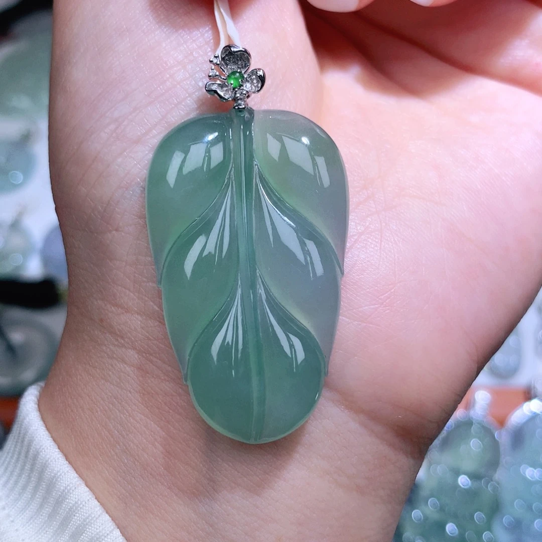 翡翠18K金镶嵌颈饰叶子