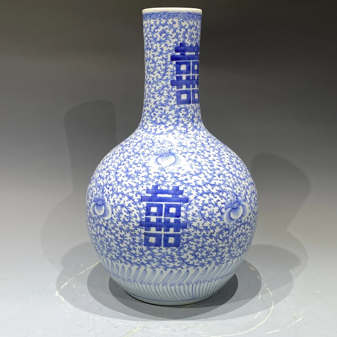 4427 清中期 青花缠枝喜字纹天球瓶子