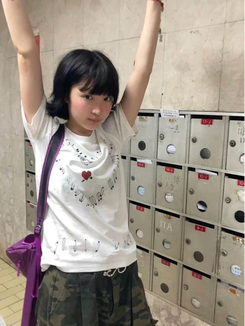 爱心别针印花短袖t恤女2025新款夏小众百搭修身轻薄圆领上衣