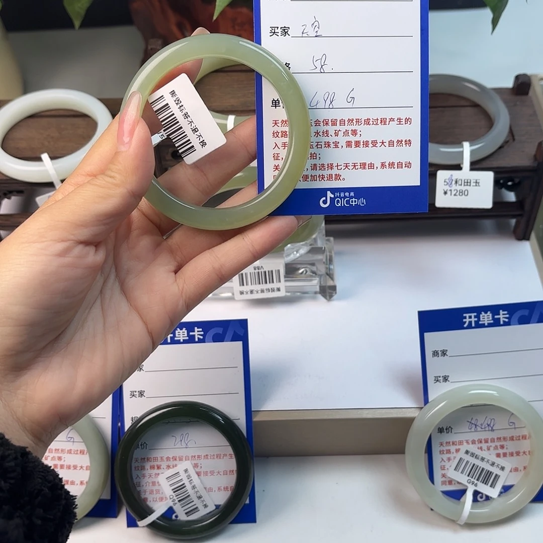 和田玉未镶嵌手镯