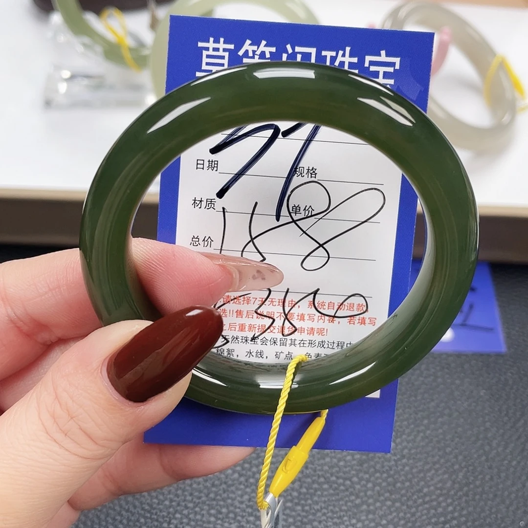 在***o和田玉未镶嵌手镯