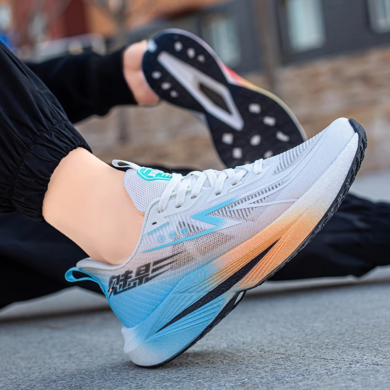 男鞋春夏新款碳板跑步鞋网面透气超轻软底减震防滑运动鞋251