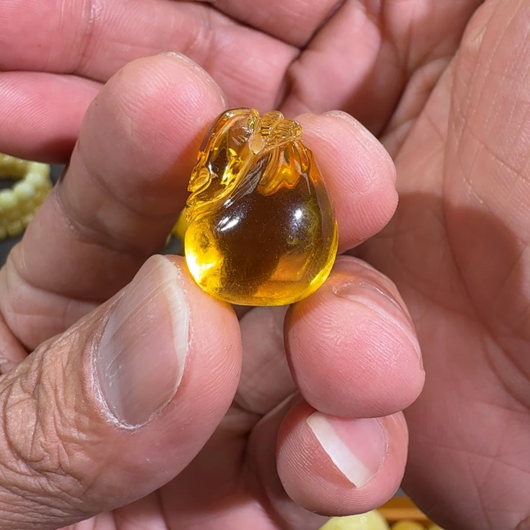 琥珀裸石未镶嵌净水金珀雕刻钱袋2.2克