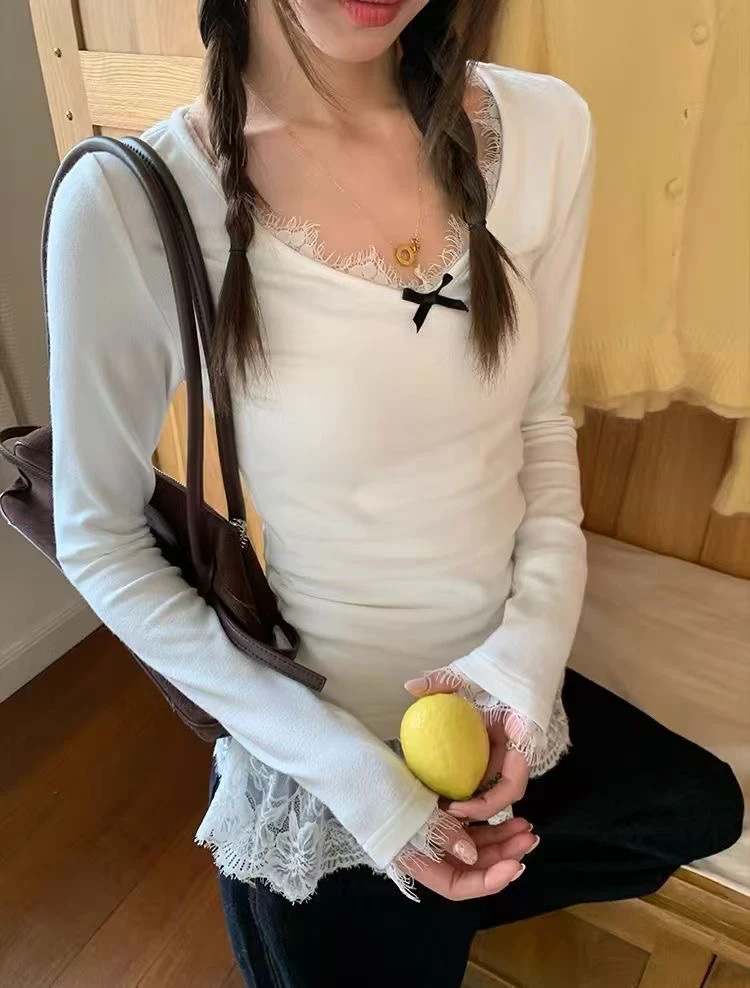 白色V领蕾丝拼接长袖T恤辣妹设计感叠穿修身显瘦甜美女上衣