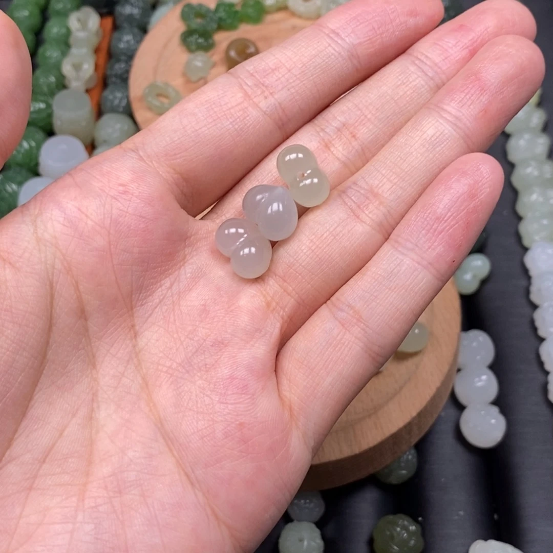 幺***林和田玉未镶嵌颈饰