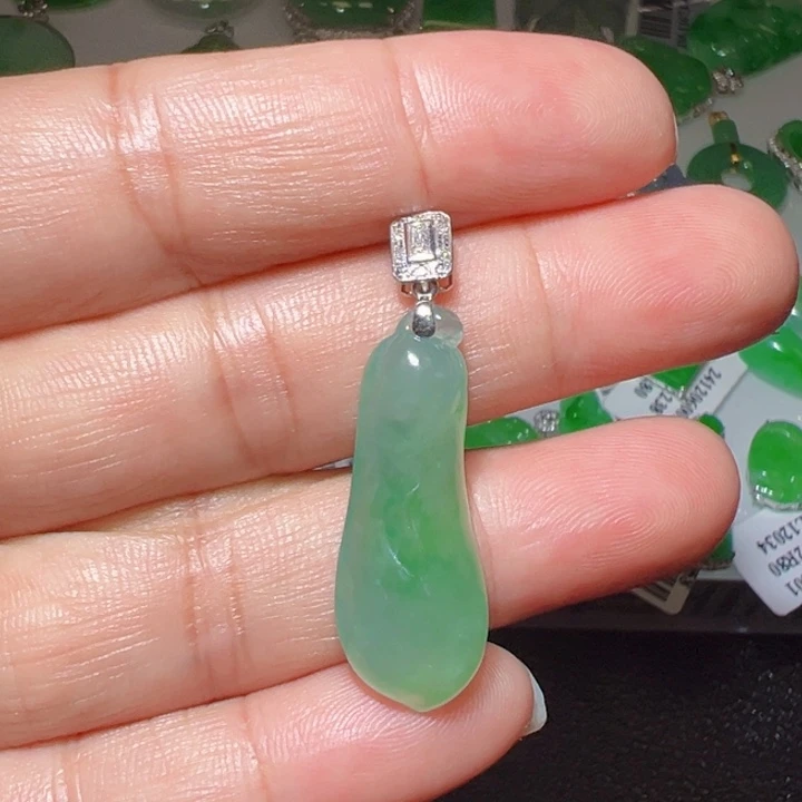 颈饰18K金镶嵌翡翠
