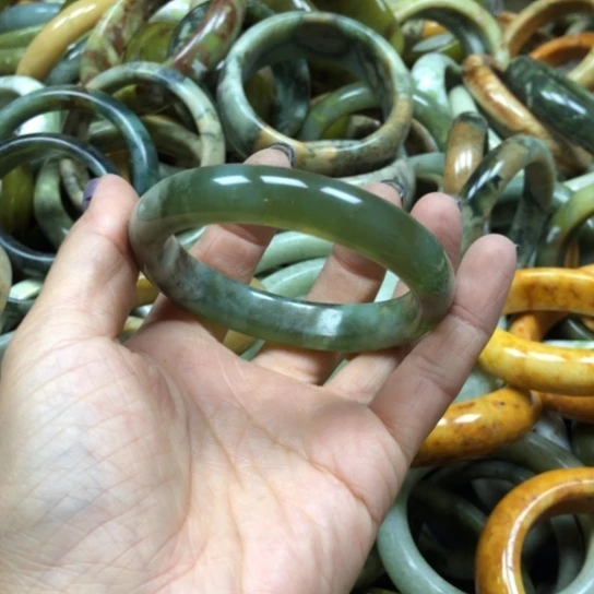 未镶嵌蛇纹石玉手镯吃***?