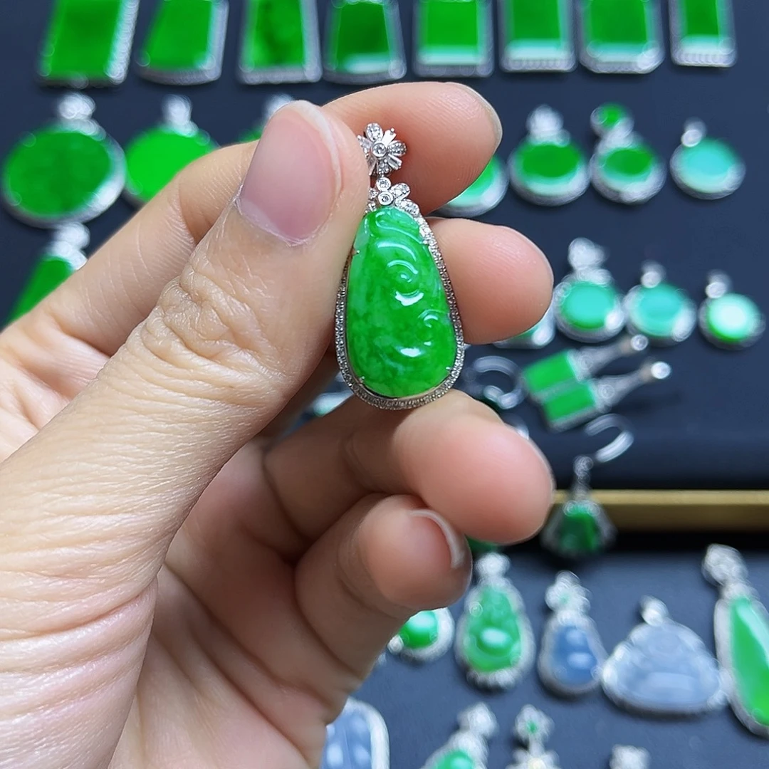 翡翠18K金镶嵌颈饰