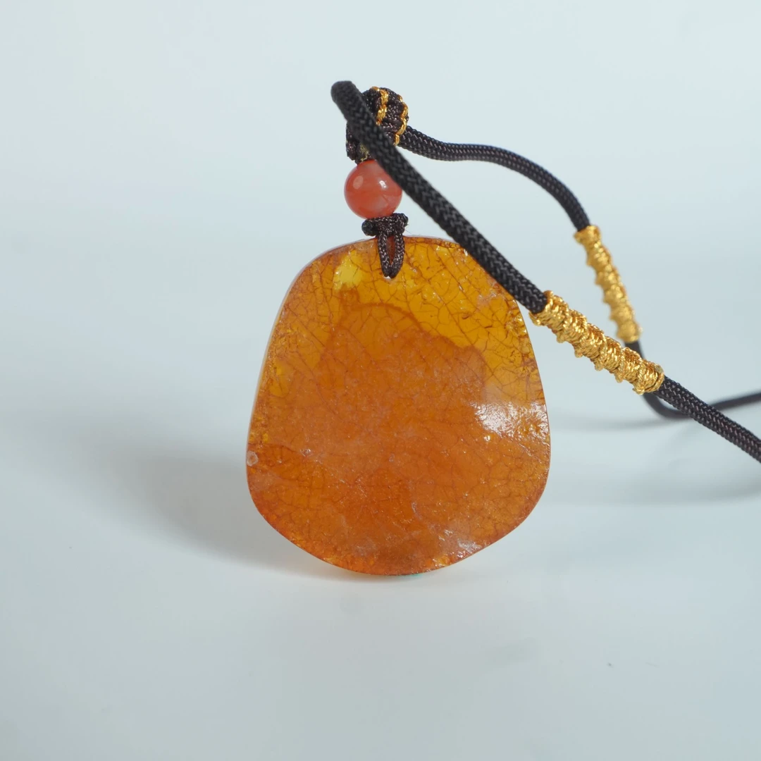 M3872 小年份蜜蜡猪吊坠配有19年证书 7.95g